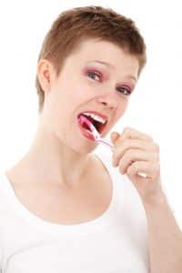 אישה עם מברשת שיניים